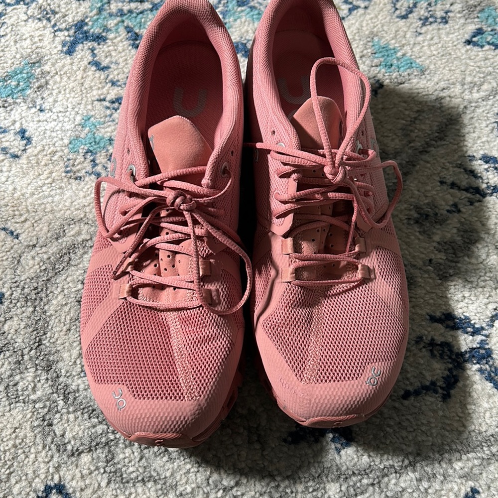 ON shoes, only worn twice, in excellent condition